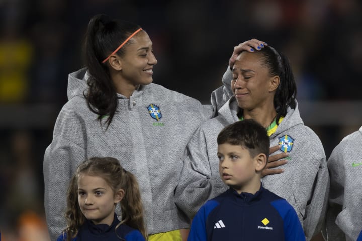 Adriana chora na estreia da Copa