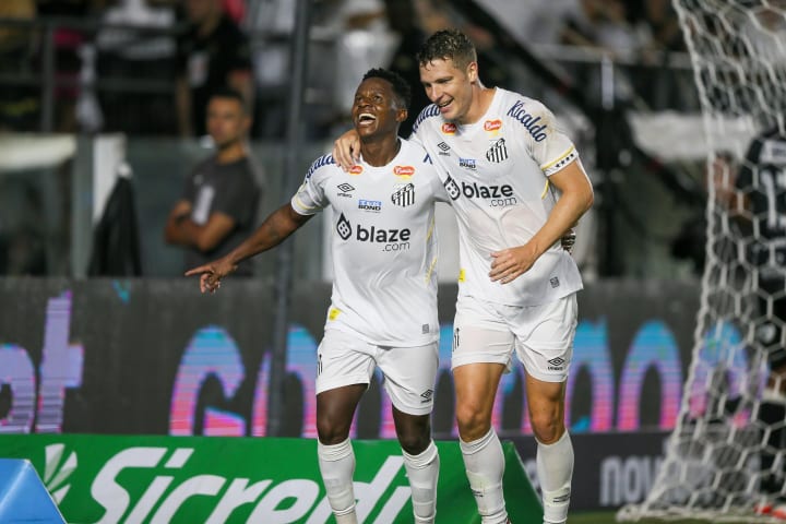 Juan Cazares e Julio Furch, jogadores do Santos em 2024