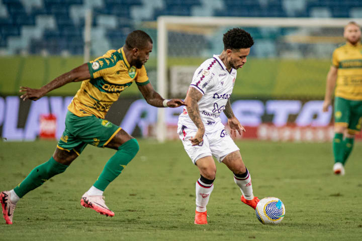 Matheuzinho em Cuiabá x Vitória