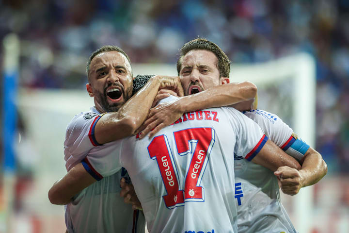 Caio Alexandre, Luciano Rodríguez e Everton Ribeiro do Bahia na Libertadores 202