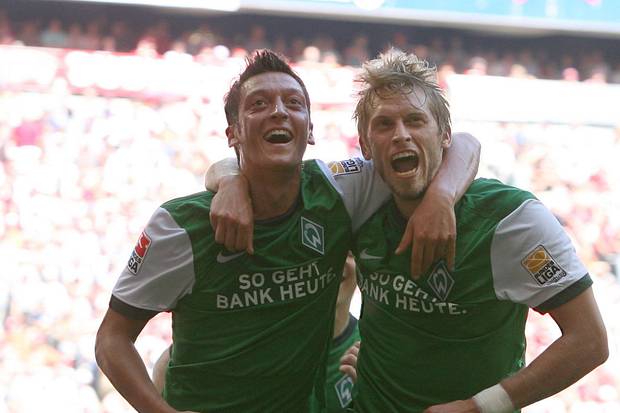 L'ancien milieu de terrain Werder Brême Mesut Ozil célèbre L'ancien milieu de terrain Werder Brême Mesut Ozil célèbre