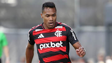 Alex Sandro se machucou ainda no primeiro tempo do Fla-Flu