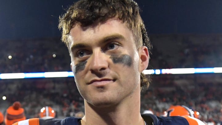 Illinois Fighting Illini quarterback Luke Altmyer (9) during the second half 