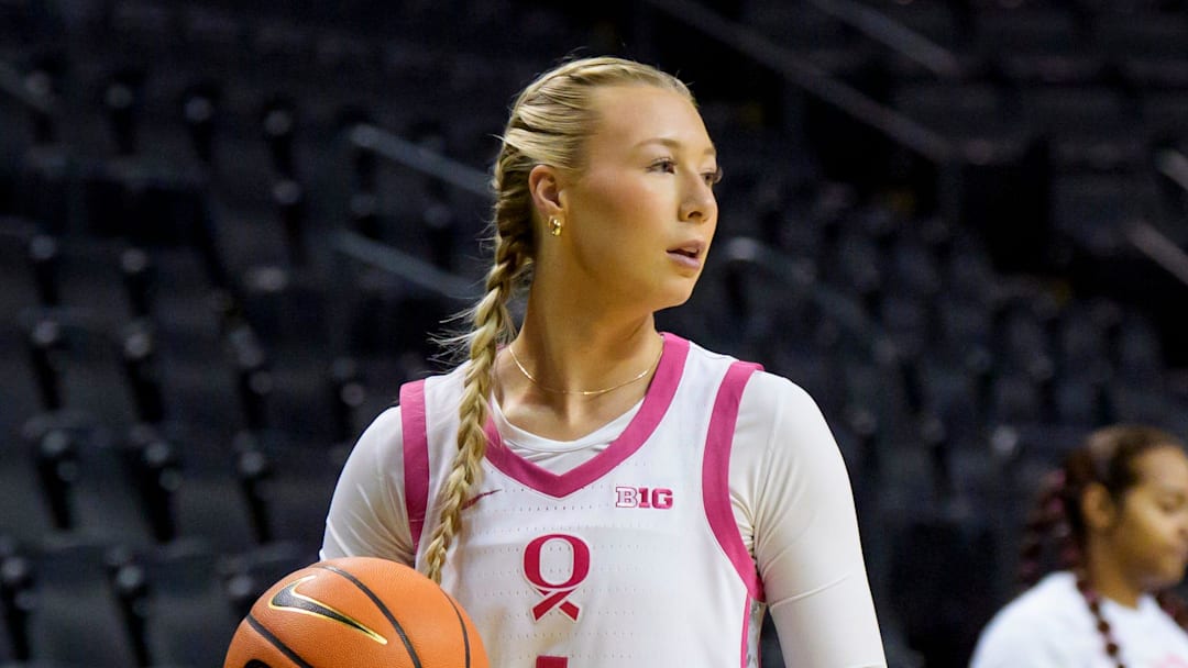 Oregon forward Mia Jacobs warms up as the Oregon Ducks host the Illinois Fighting Illini on Feb. 4, 2026, at Matthew Knight Arena in Eugene, Oregon.
