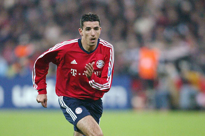 Roy Makaay of Bayern in action 