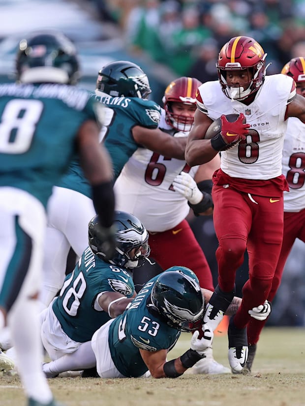 Washington Commanders running back Brian Robinson Jr. (8)