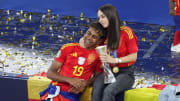 Lamine Yamal y su novia Alex Padilla celebrando el triunfo de España en la Eurocopa 2024