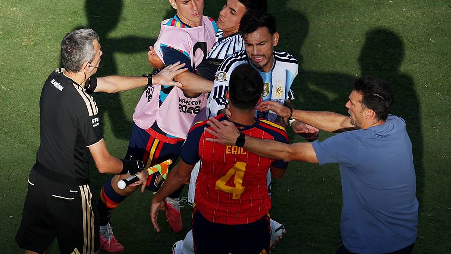 Leandro Paredes (center) in a scuffle.