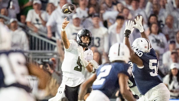 Oregon Ducks quarterback Dante Moore throws a pass against the Penn State Nittany Lions at Beaver Stadium.