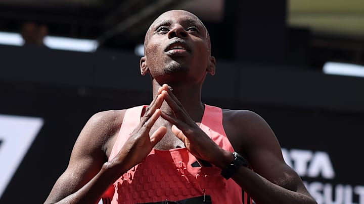 Sabastian Sawe celebra en The Mall tras hacer historia como el primer hombre en romper oficialmente la barrera de las dos horas con un tiempo de 1:59:30.
