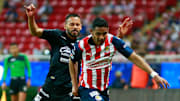 El brasileño Ygor Nogueira (Mazatlán) marca a Gilberto Sepúlveda (Chivas) en el Clausura 2022.