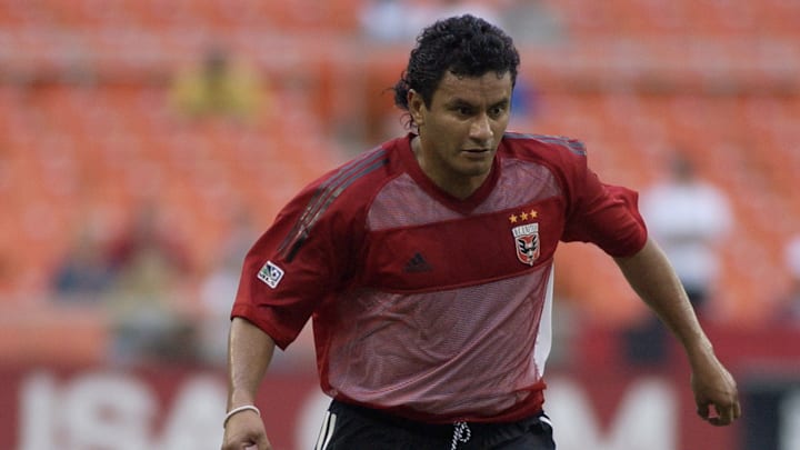 Marco Etcheverry dribbles