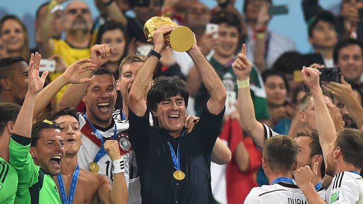 Joachim Löw mit dem WM-Pokal 2014 Joachim Löw mit dem WM-Pokal 2014