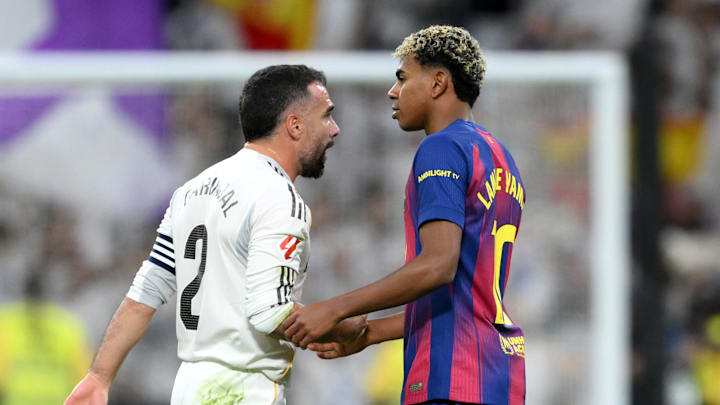 Dani Carvajal et Lamine Yamal se sont accrochés après le coup de sifflet final du Clasico. Dani Carvajal et Lamine Yamal se sont accrochés après le coup de sifflet final du Clasico.