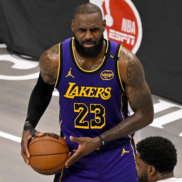  Los Angeles Lakers forward LeBron James and Dallas Mavericks forward Naji Marshall