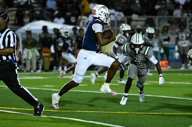 Amari Wallace (2) makes a tackle in a game against Chaminade-Madonna during the 2023 high school football season.