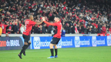 Fernandinho marcou um dos gols em Curitiba