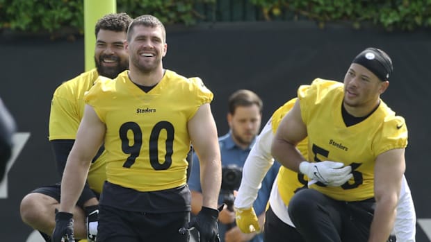 Pittsburgh Steelers defensive end Cameron Hayward (rear) and linebackers  TJ Watt (90) and Alex Highsmith