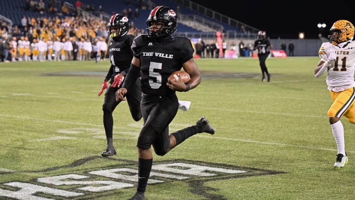 Glenville's Ruel Tomlinson runs for a touchdown in the 2023 OHSAA Division IV state championship game. Glenville defeated Archbishop Alter 38-3.