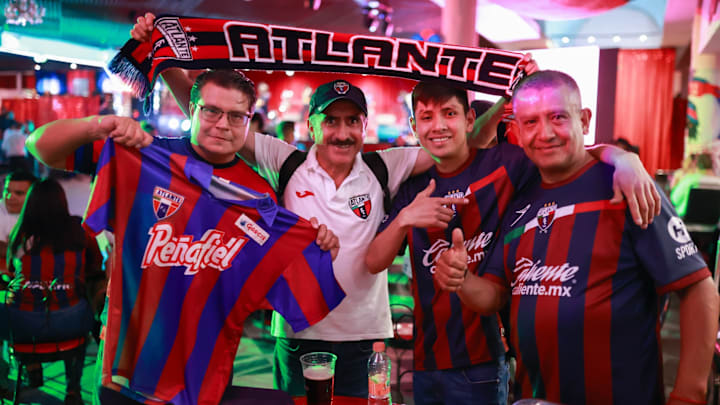 Aficionados del Atlante celebran los 110 años del club
