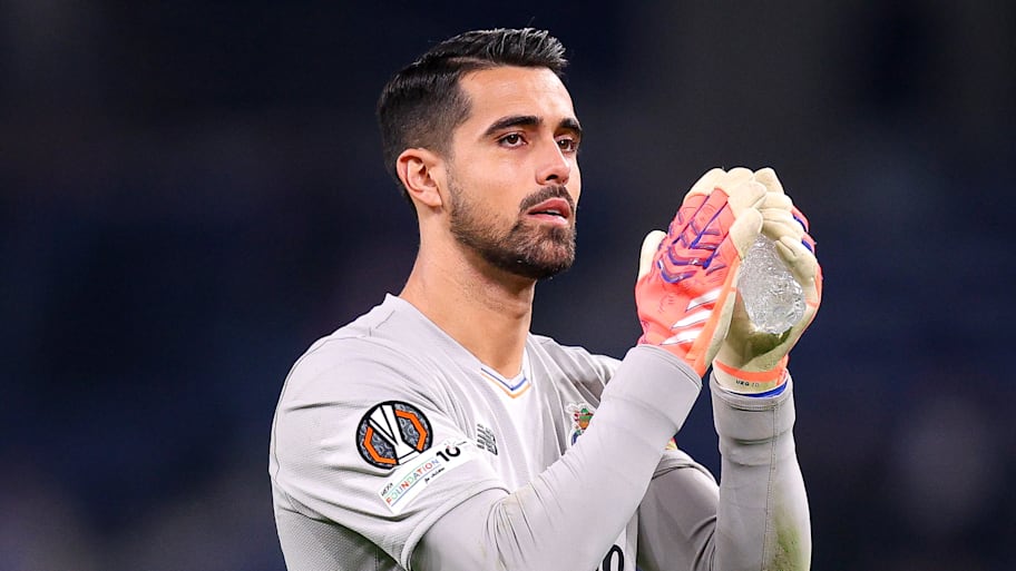 Diogo Costa applauding.