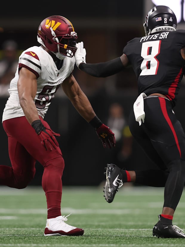 Washington Commanders middle linebacker Bobby Wagner (54) tackles Atlanta Falcons tight end Kyle Pitts (8).