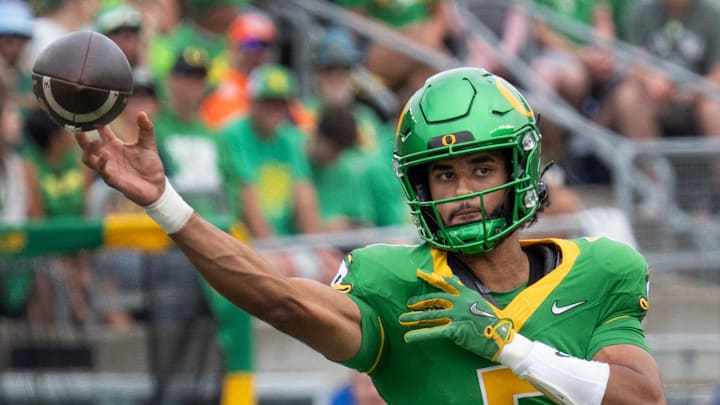Oregon quarterback Dante Moore is looking to lead his team to a 3-0 start.