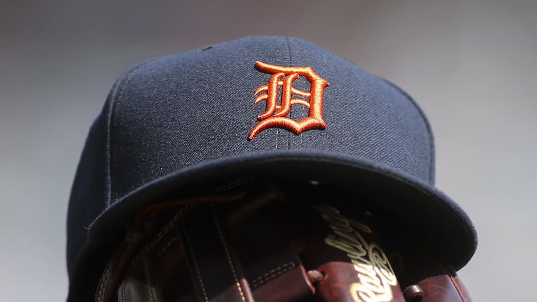 Detroit Tigers hat and glove