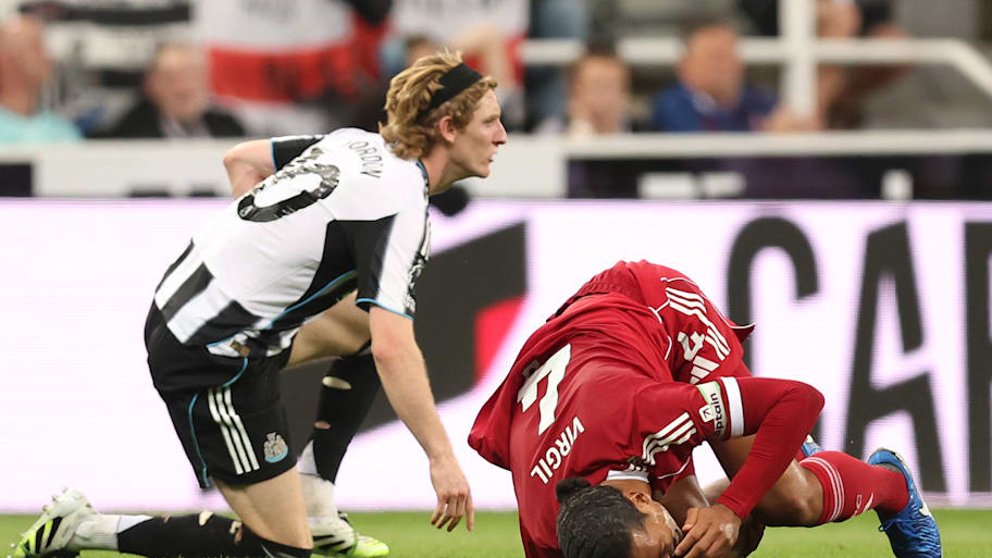Anthony Gordon (left) and Virgil van Dijk.