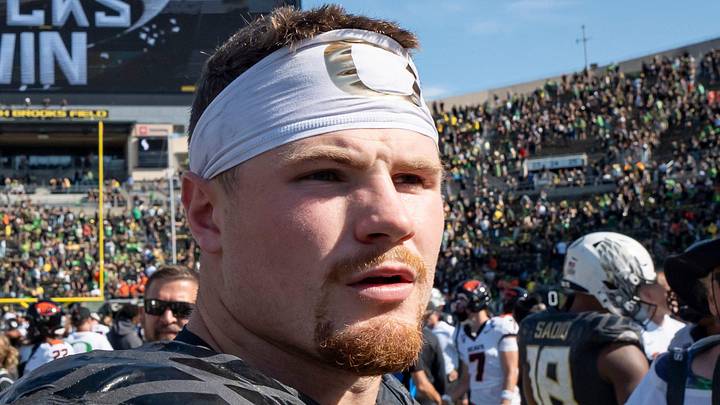 Oregon Ducks linebacker Bryce Boettcher