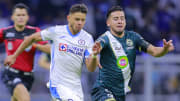 El paraguayo Ángel Romero (Cruz Azul) y Javier Salas (Puebla) compiten por el esférico en el Clausura 2022.