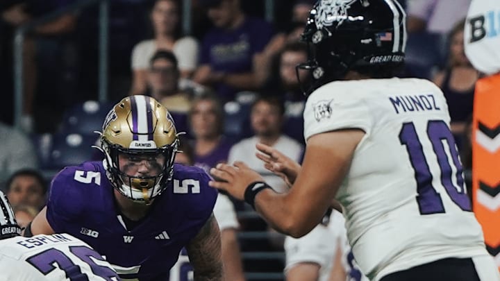 Zach Durfee stares down Weber State QB Richie Munoz. 