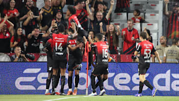 Athletico-PR vence o Santos e segue 100% no Brasileirão