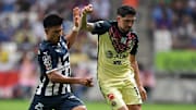 Jesús Gallardo (Rayados) lucha la posición del esférico con el chileno Diego Valdés (América) en el Clausura 2022.