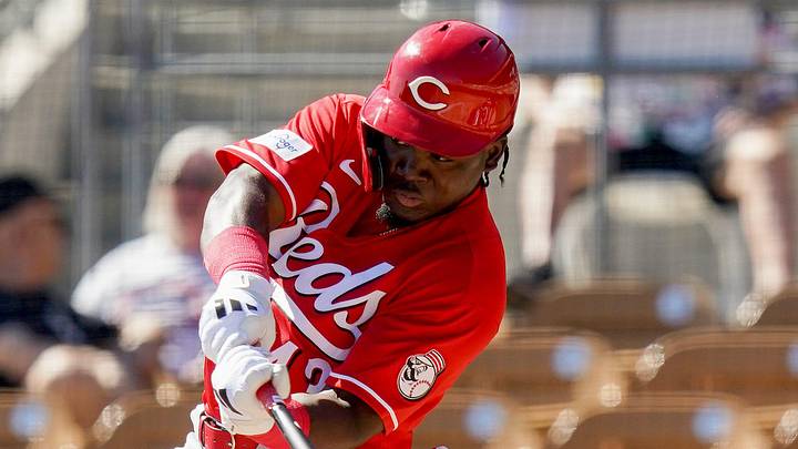 Cincinnati Reds left fielder Héctor Rodríguez (43) hits the ball