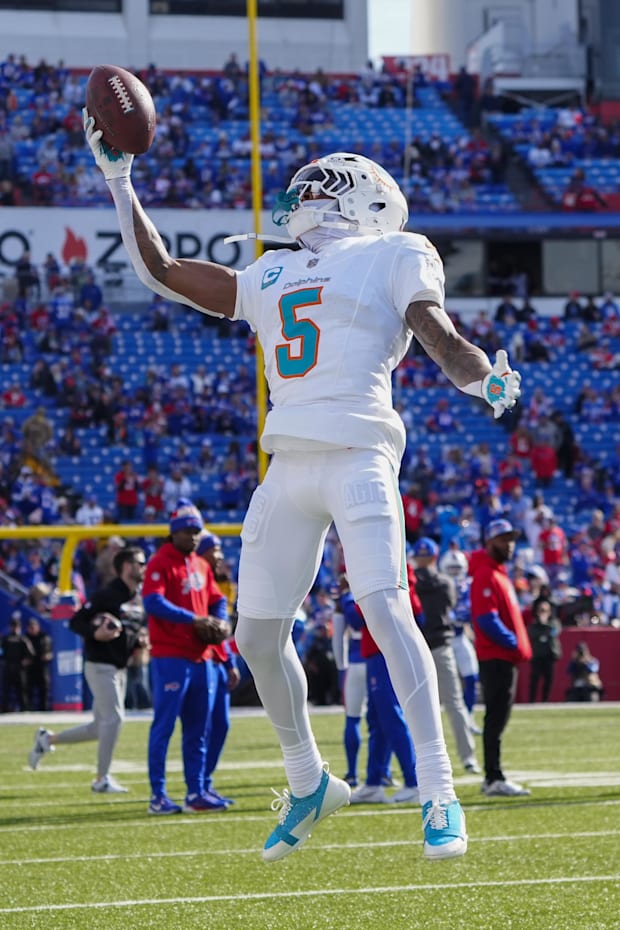 Miami Dolphins cornerback Jalen Ramsey warms up prior to the game at Highmark Stadium