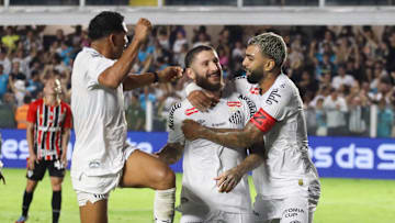 Zé Rafael marcou o primeiro gol do Santos como mandante no Brasileirão 2026