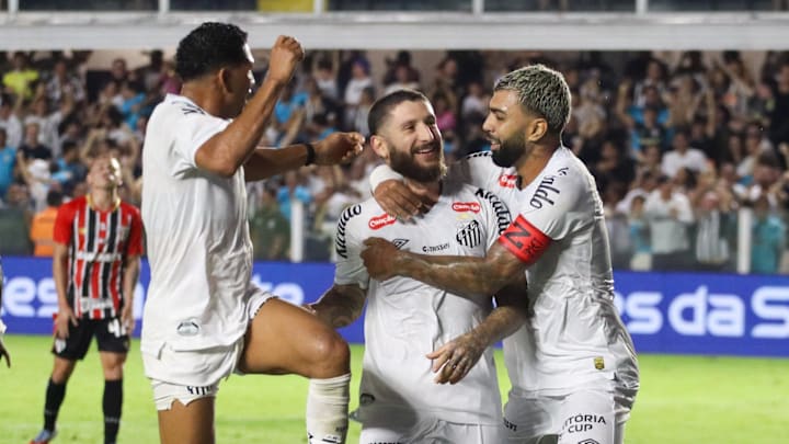 Zé Rafael marcou o primeiro gol do Santos como mandante no Brasileirão 2026