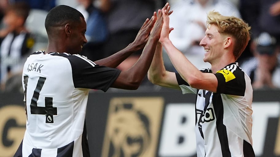 Anthony Gordon (right) knows what Alexander Isak is going through. | IMAGO/PA Images