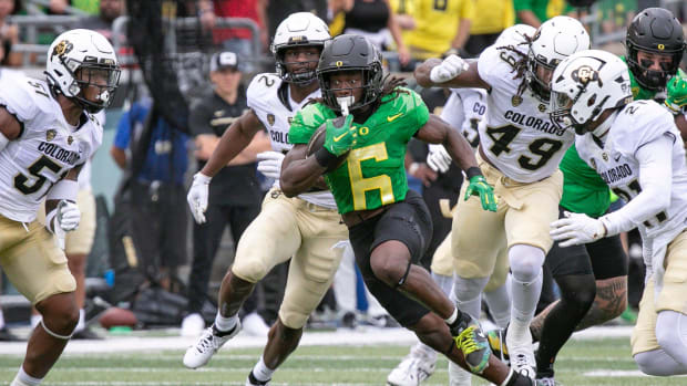 Oregon running back Noah Whittington carries the ball for the Ducks as the Oregon Ducks host Colorado