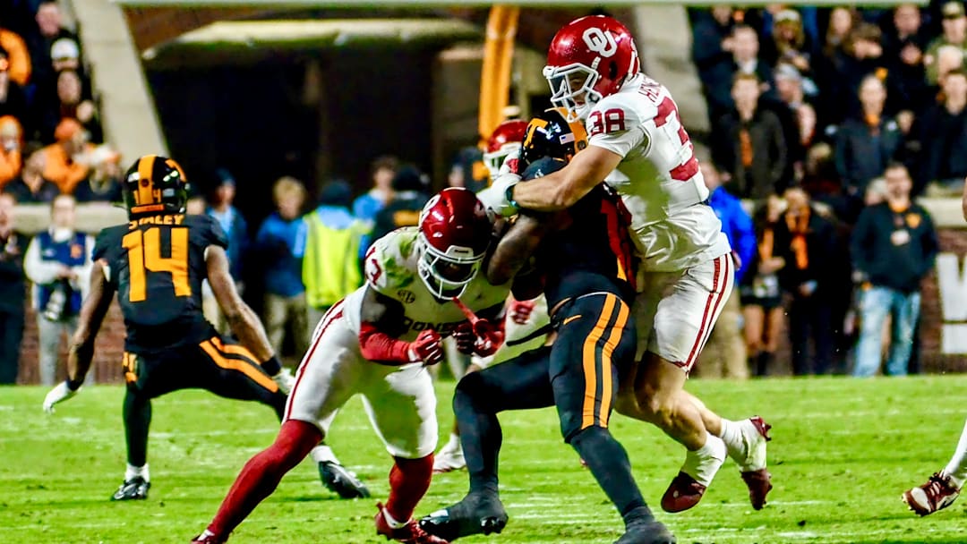 Oklahoma linebacker Owen Heinecke combines to make a tackle against Tennessee.