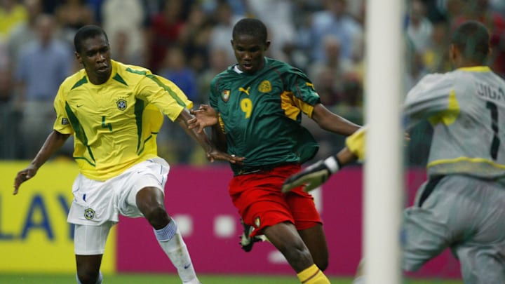 Cameroonian forward Samuel Etoo vies wit