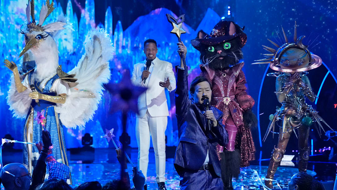 THE MASKED SINGER: L-R: Pugcasso, The Crane, Ken Jeong, Host Nick Cannon, Catwitch and Galaxy Girl on “Two-Hour Season Finale” of THE MASKED SINGER 