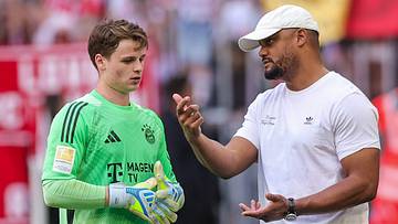 Jonas Urbig (l.) mit Vincent Kompany