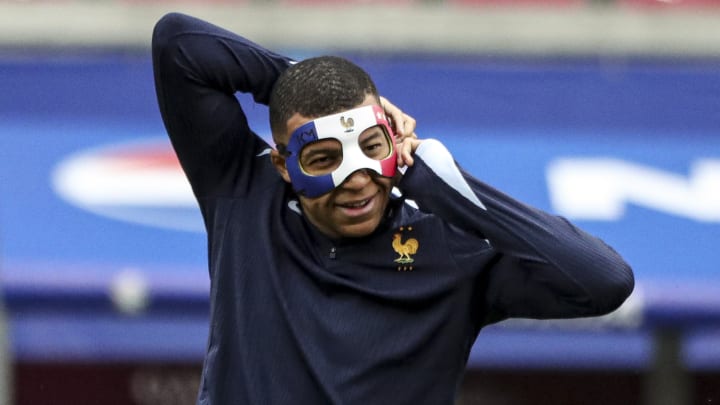 Decisivo na estreia, Mbappé precisa jogar de máscara porque fraturou o nariz, mas não estaria 100% adaptado ao acessório, segundo imprensa francesa