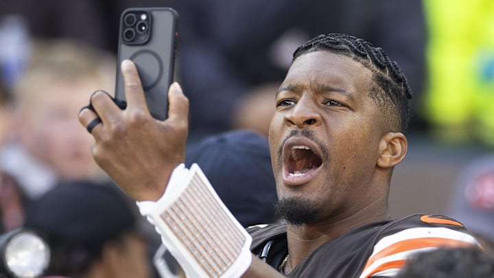 Oct 27, 2024; Cleveland, Ohio, USA; Cleveland Browns quarterback Jameis Winston (5) takes a selfie after defeating the Baltimore Ravens at Huntington Bank Field. Mandatory Credit: Scott Galvin-Imagn Images Oct 27, 2024; Cleveland, Ohio, USA; Cleveland Browns quarterback Jameis Winston (5) takes a selfie after defeating the Baltimore Ravens at Huntington Bank Field. Mandatory Credit: Scott Galvin-Imagn Images