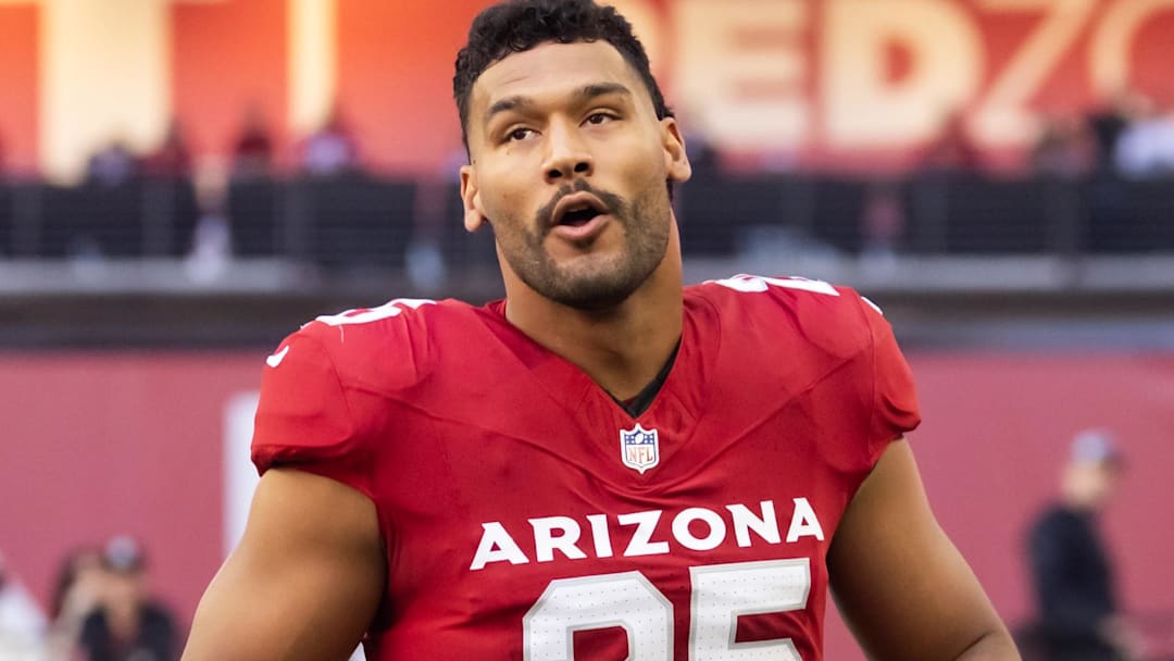 Dec 7, 2025; Glendale, Arizona, USA; Arizona Cardinals linebacker Zaven Collins (25) against the Los Angeles Rams at State Farm Stadium. Dec 7, 2025; Glendale, Arizona, USA; Arizona Cardinals linebacker Zaven Collins (25) against the Los Angeles Rams at State Farm Stadium.