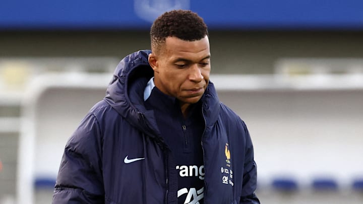 Kylian Mbappé n'a pas pu faire tout l'entraînement à Clairefontaine Kylian Mbappé n'a pas pu faire tout l'entraînement à Clairefontaine