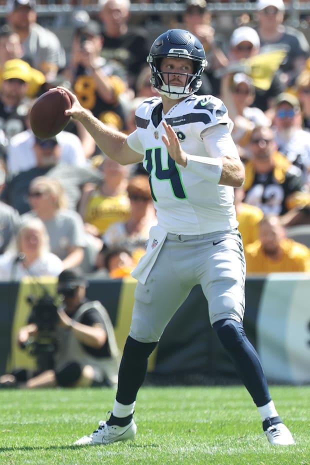 Seattle Seahawks quarterback Sam Darnold passes the ball against the Pittsburgh Steelers 