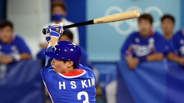 Hyeseong Kim signs with the Dodgers on a three-year deal.